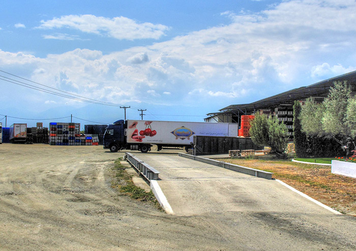 φορτηγό της εταιρείας - εξωτερική λήψη των εγκαταστάσεων